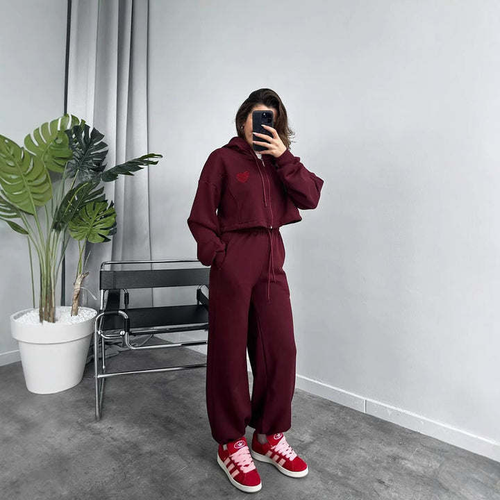Dame sett bestående av kort hoodie og casual joggebukser Skjora