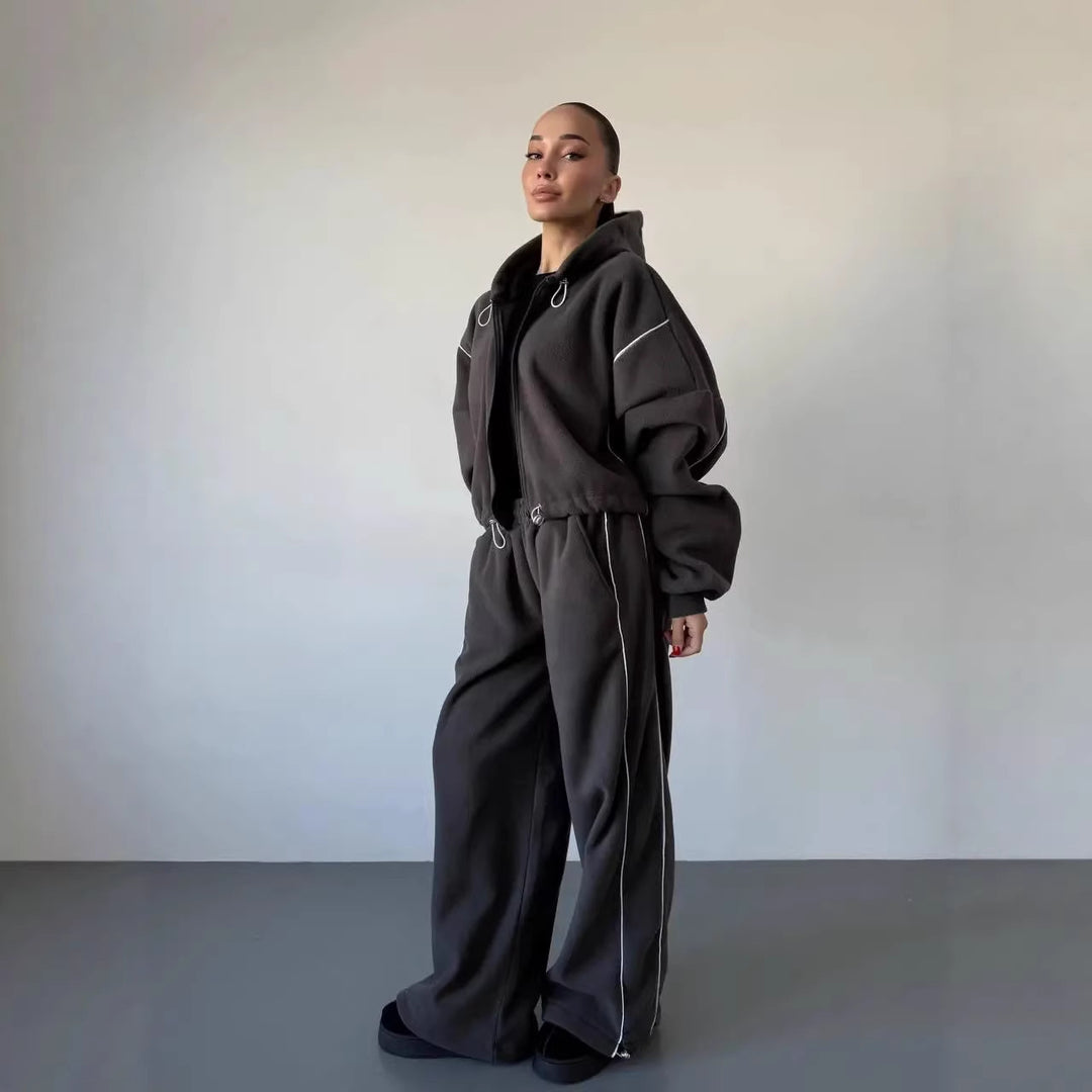 Kvinnenes avslappede hettegensers joggedrakt med løse bukser og side stripe Skjora
