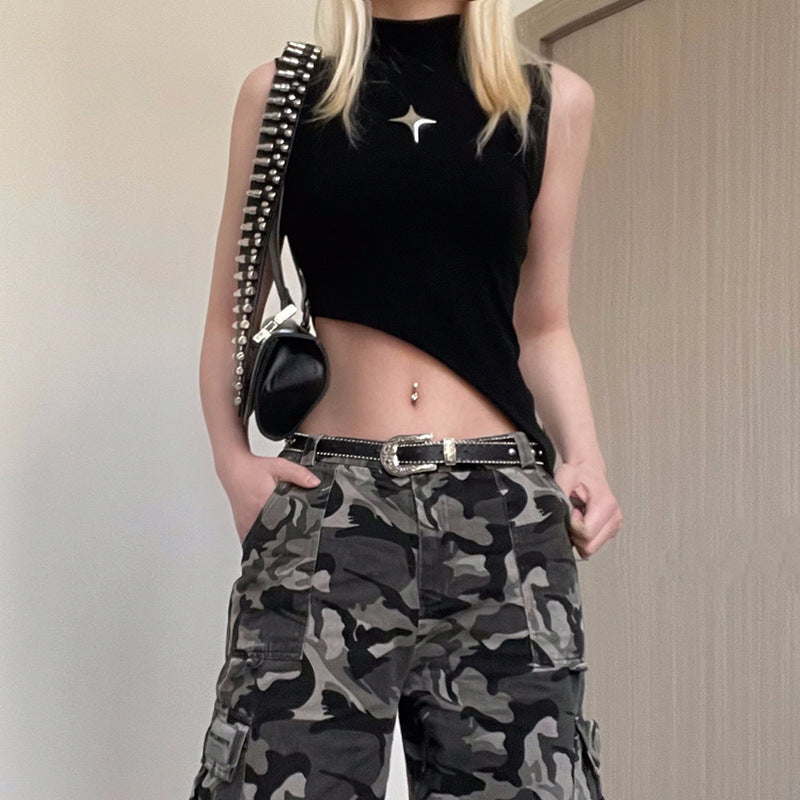 Damer asymmetrisk crop-top med moderne design og dekorative detaljer Skjora