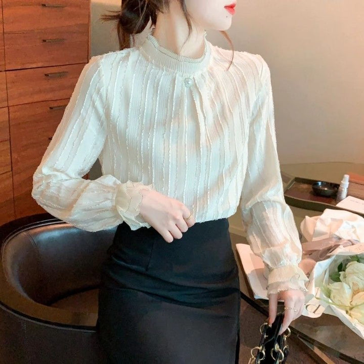 Damer elegant bluse med teksturdesign og volangkant Skjora