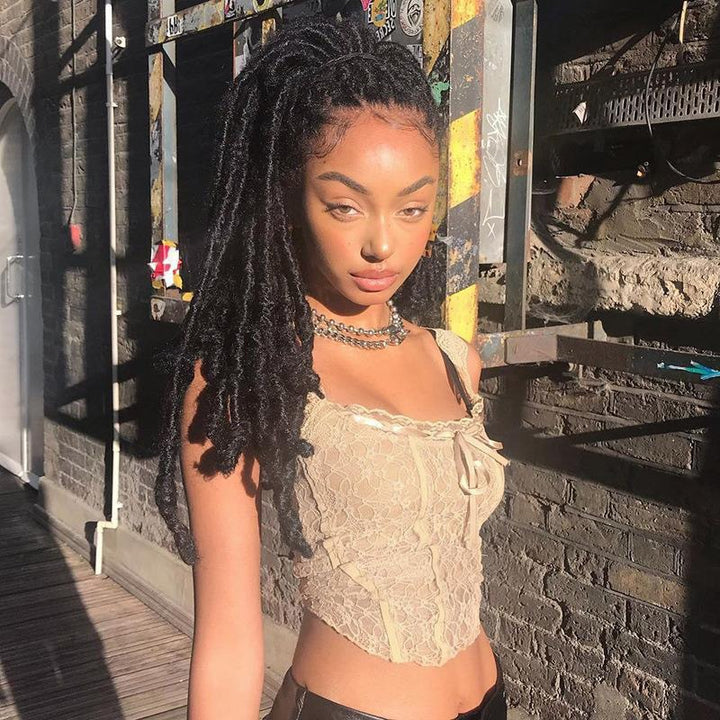 Dame spiss-crop-top med dekorative bånd og fine detaljer Skjora
