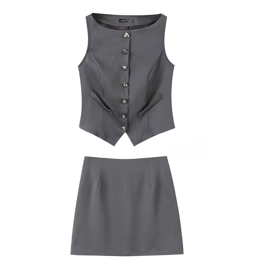 Dame-set med figursydd vest og kort skjørt med elegante knappdetaljer Skjora