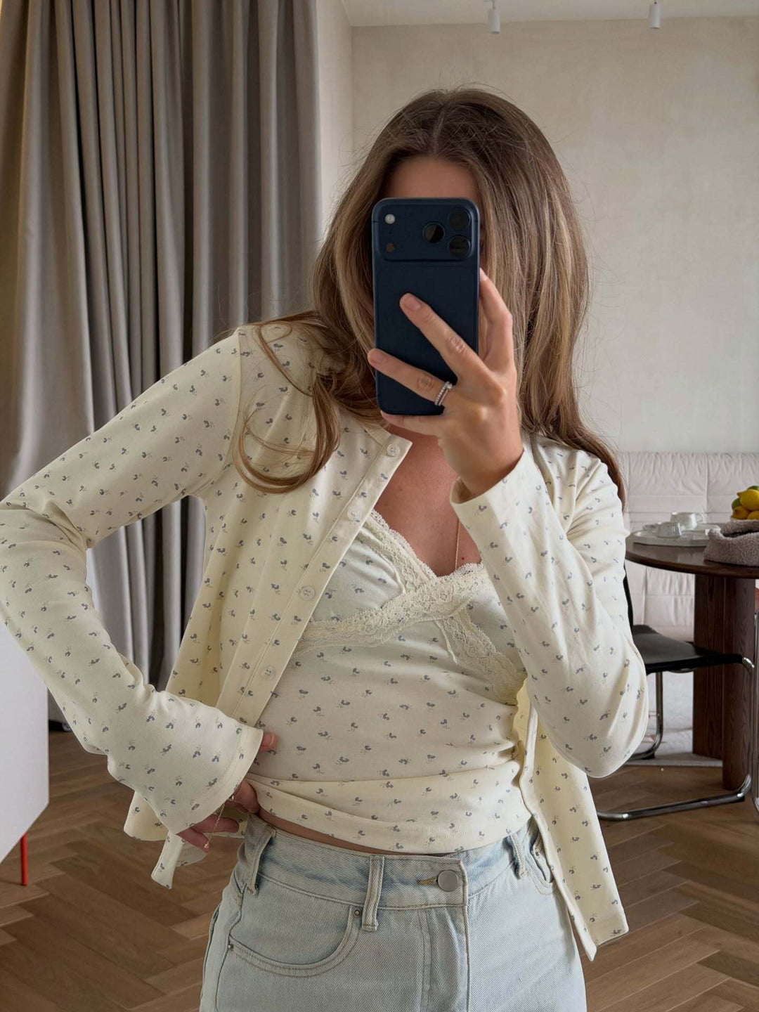 Kvinnes avslappet bluse med blomsterdetaljer Skjora