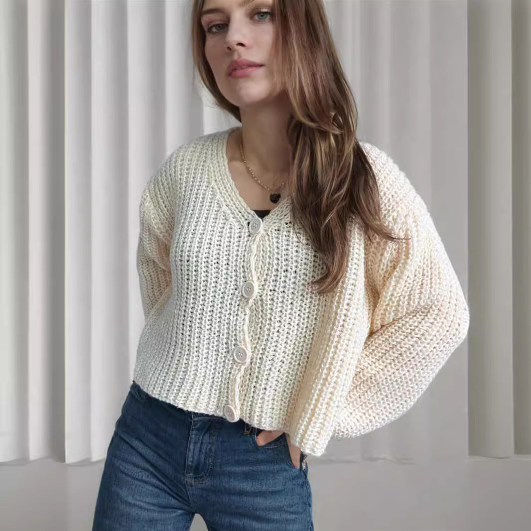 Kvinnenes kort cardigan med chunky strikkstruktur og store knapper Skjora