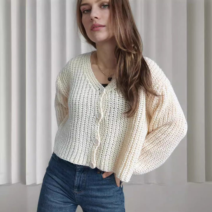 Kvinnenes kort cardigan med chunky strikkstruktur og store knapper Skjora