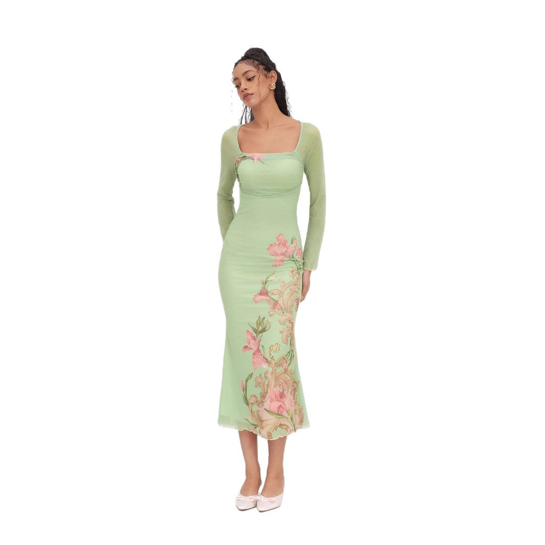 Dame elegant midikjole med blomsterdesign og transparente langermede ermer Skjora