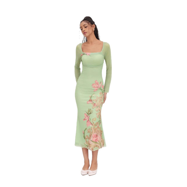 Dame elegant midikjole med blomsterdesign og transparente langermede ermer Skjora