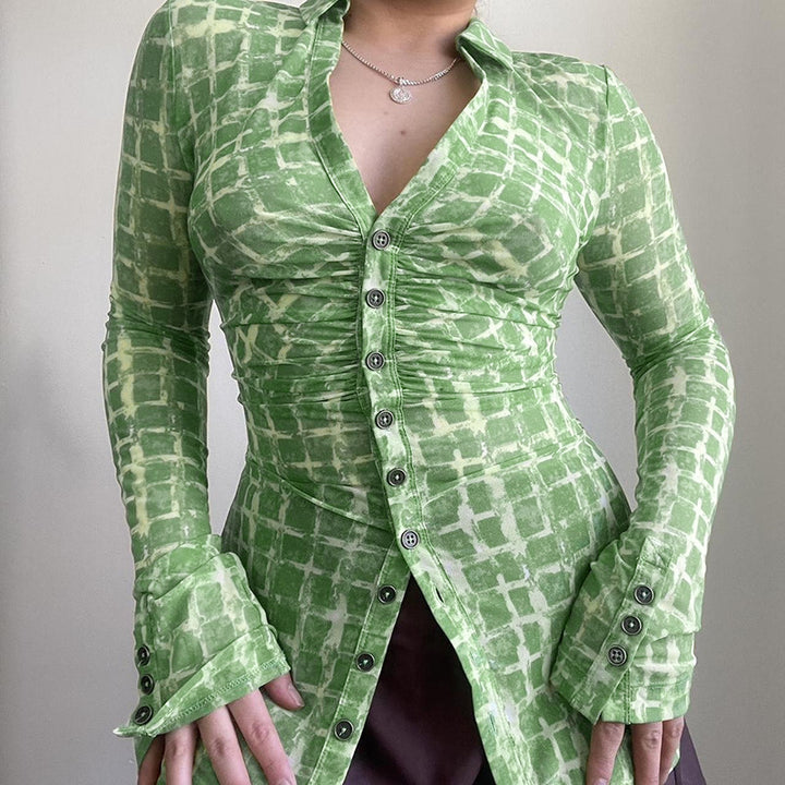 Damer tilpasset bluse med sofistikert volangdesign og elegant knappelukking