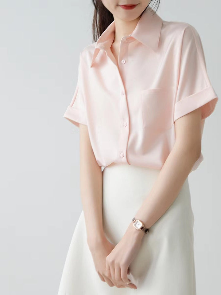 Dame satengbluse med moderne krage og elegante rulleermer Skjora