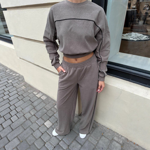 Dame moteriktig sweatshirt og avslappet bukse Skjora