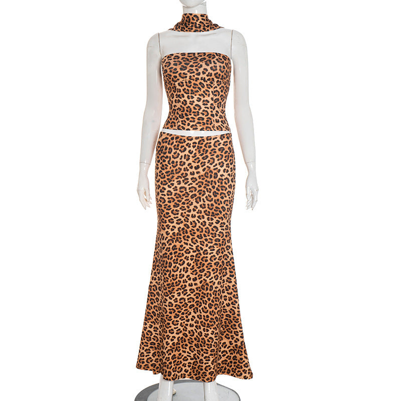 Dame maxikjole med figurskapende stoff og elegant leopardmønster Skjora
