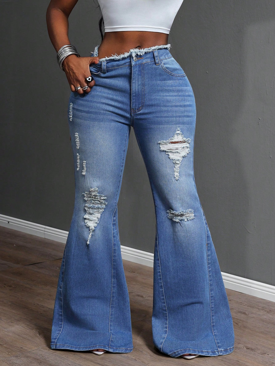 Bootcut jeans for kvinner med slitte detaljer Skjora
