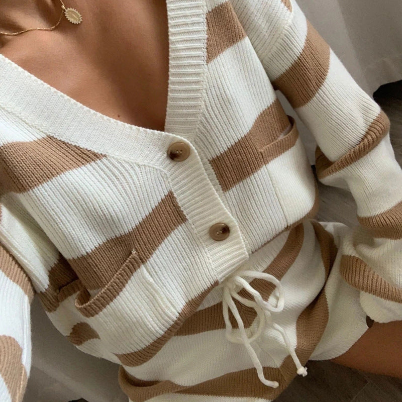 Women's knit lounge suit with wide cut and v-neck Skjora