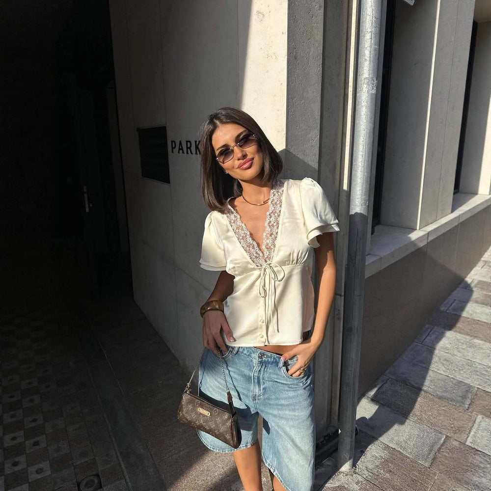Damebluse med elegante blonder og figursydd passform Skjora