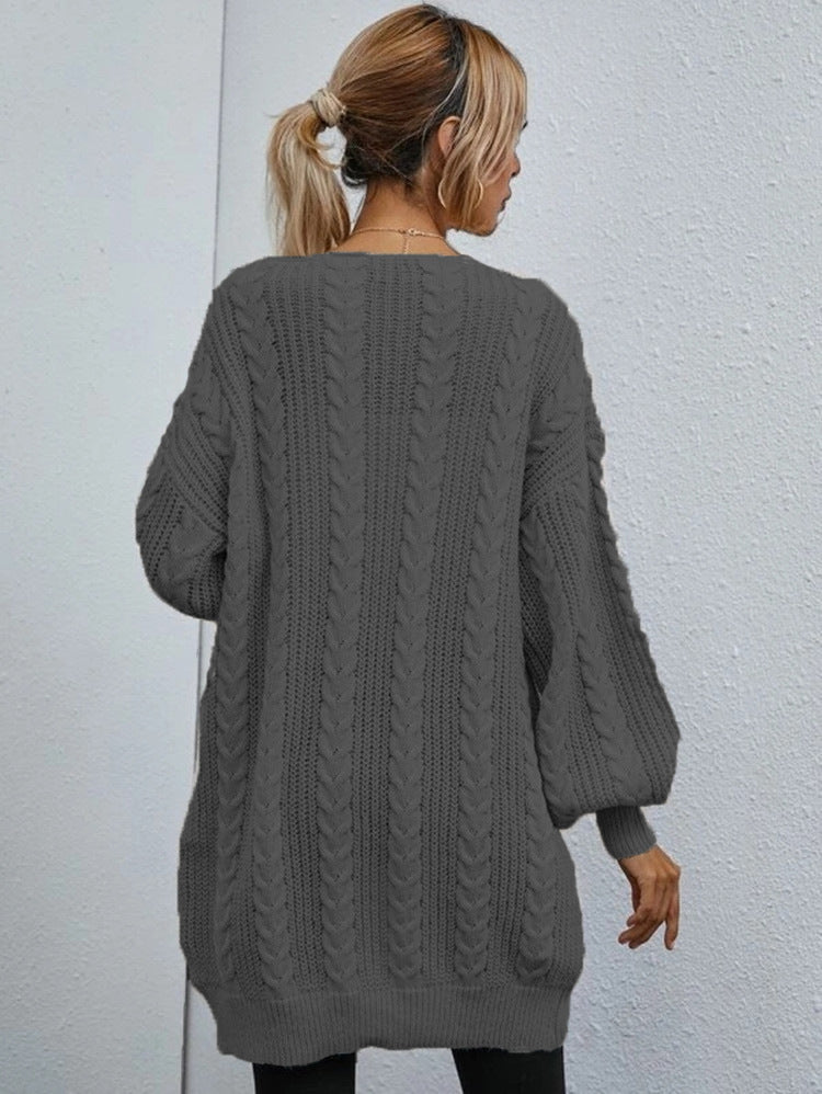 Kvinnes chunky strikk cardigan med dekorativ kabelmønster og avslappet passform Skjora