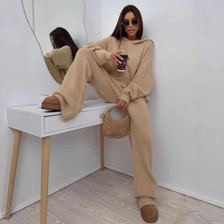 Kvinnes moderne strikket loungewear-sett med oversized genser og vide bukser stil Skjora