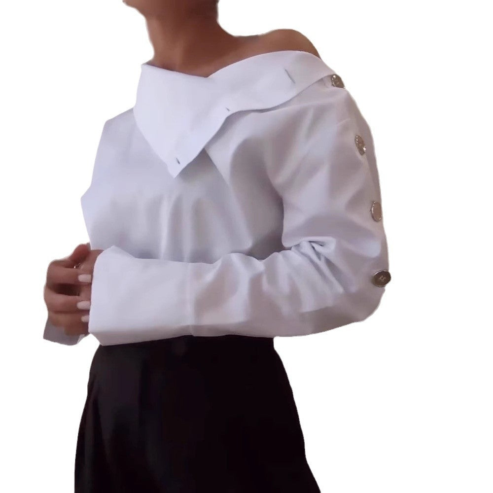 Damebluse med elegante knappdetaljer og høy krage Skjora