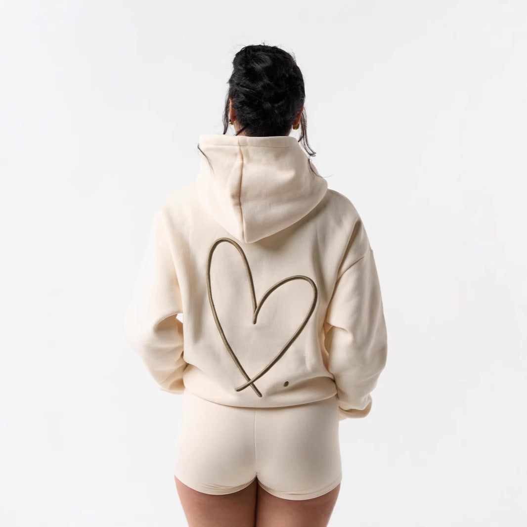 Dame het het sweatshirt med stor hjerte design og behagelige korte shorts Skjora