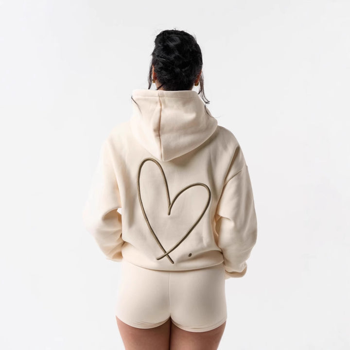 Dame het het sweatshirt med stor hjerte design og behagelige korte shorts Skjora