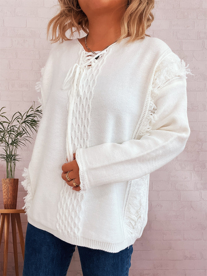 Kvinnens chunky strikkegenser med avslappede frynser og dekorativ kabeldesign Skjora