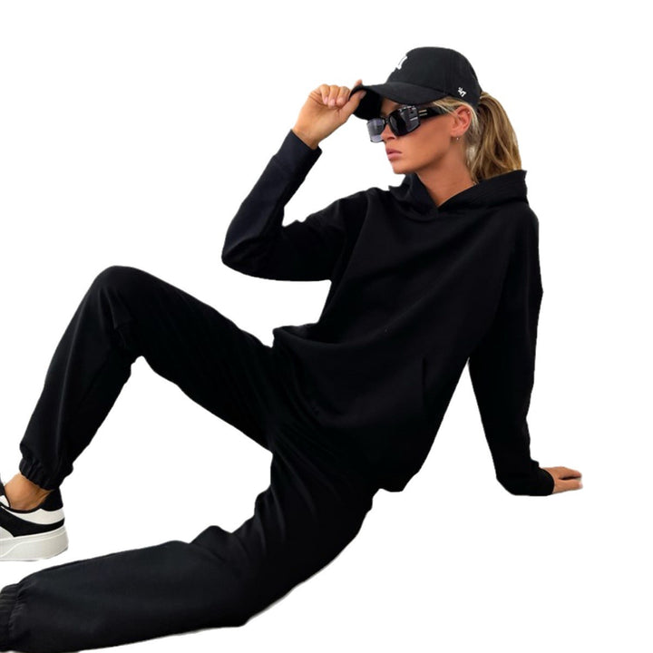 Dames Sporty Hoodie Sett laget av myk bomullsblanding med praktiske lommer