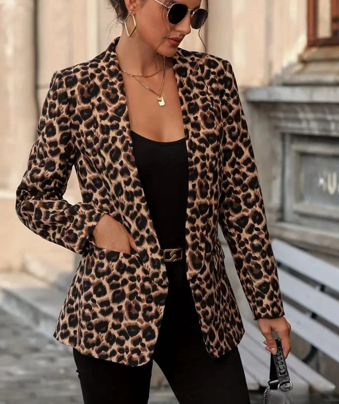 Dameblazer i trendy dyreprint med elegante slag og praktiske lommer