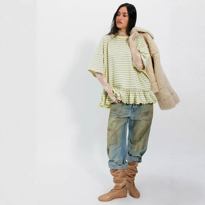 Kvinnenes oversized stripete T-skjorte med volangdetalj Skjora
