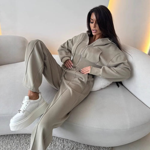 Dame sportiv loungewear-outfit med hette og vid benåpning Skjora