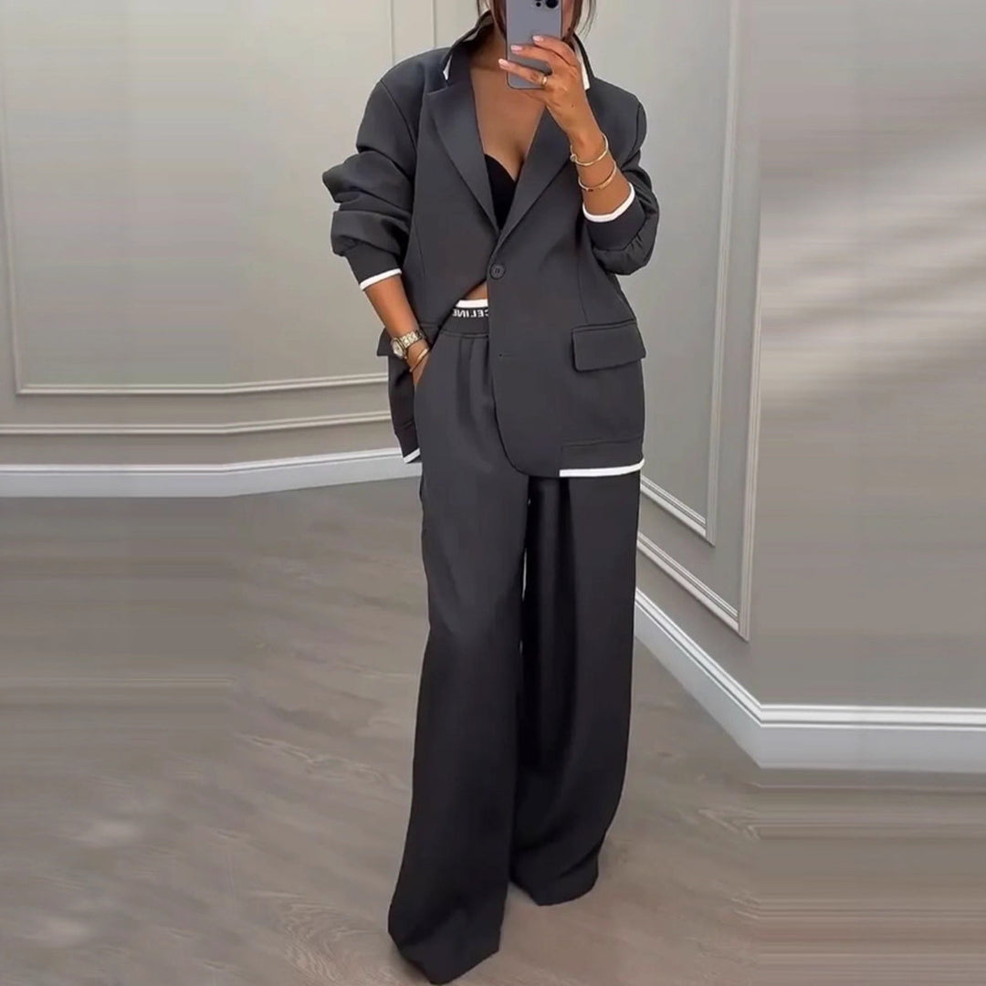 Kvinnelig elegant blazer og bukse sett med bred kutt og moderne design Skjora