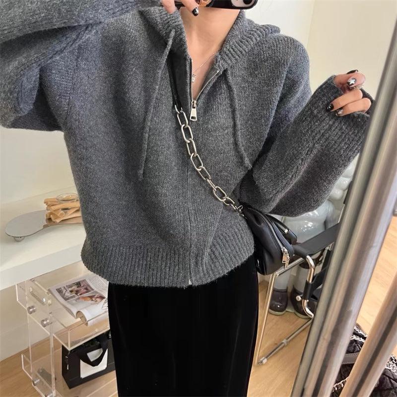 Kvinne kort hettegenser med full glidelås og hette Skjora