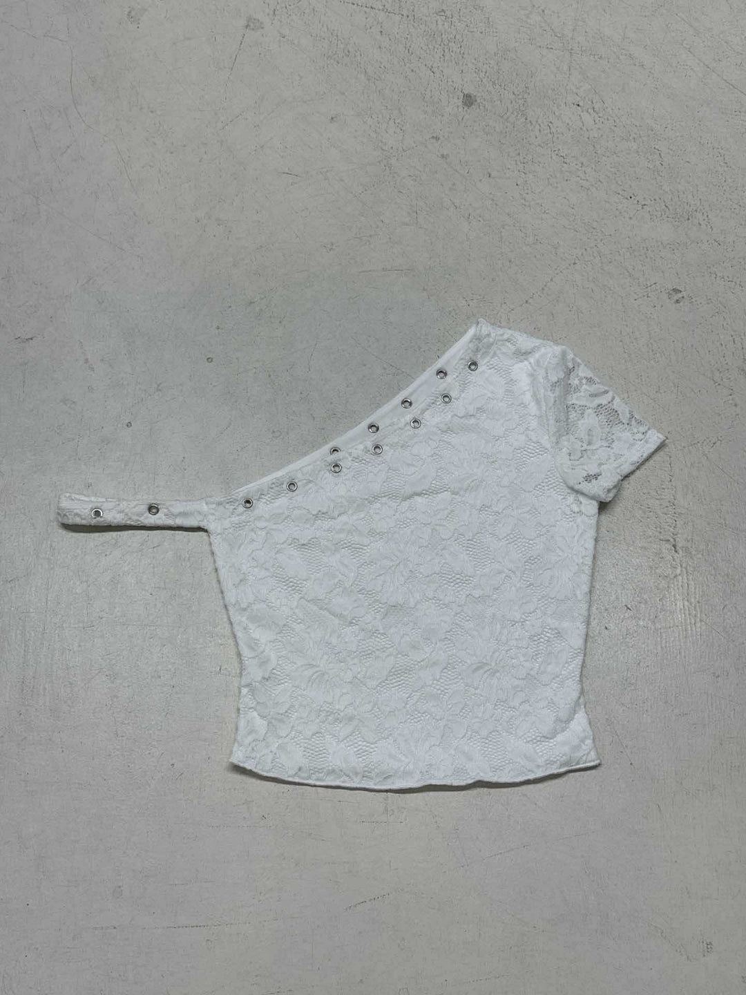 Damer elegant topp laget av delikat spiss med kort erme og spennende design Skjora