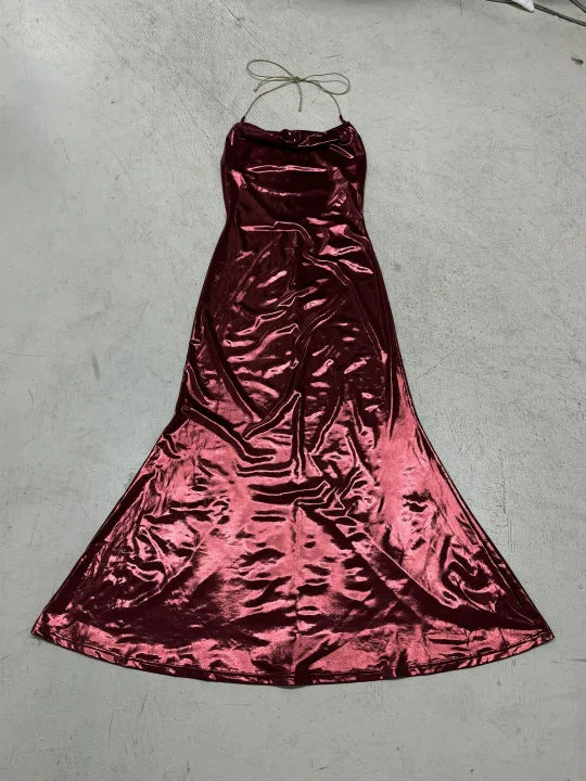 Dame aftenkjole med skimrende satin og elegant splitt Skjora