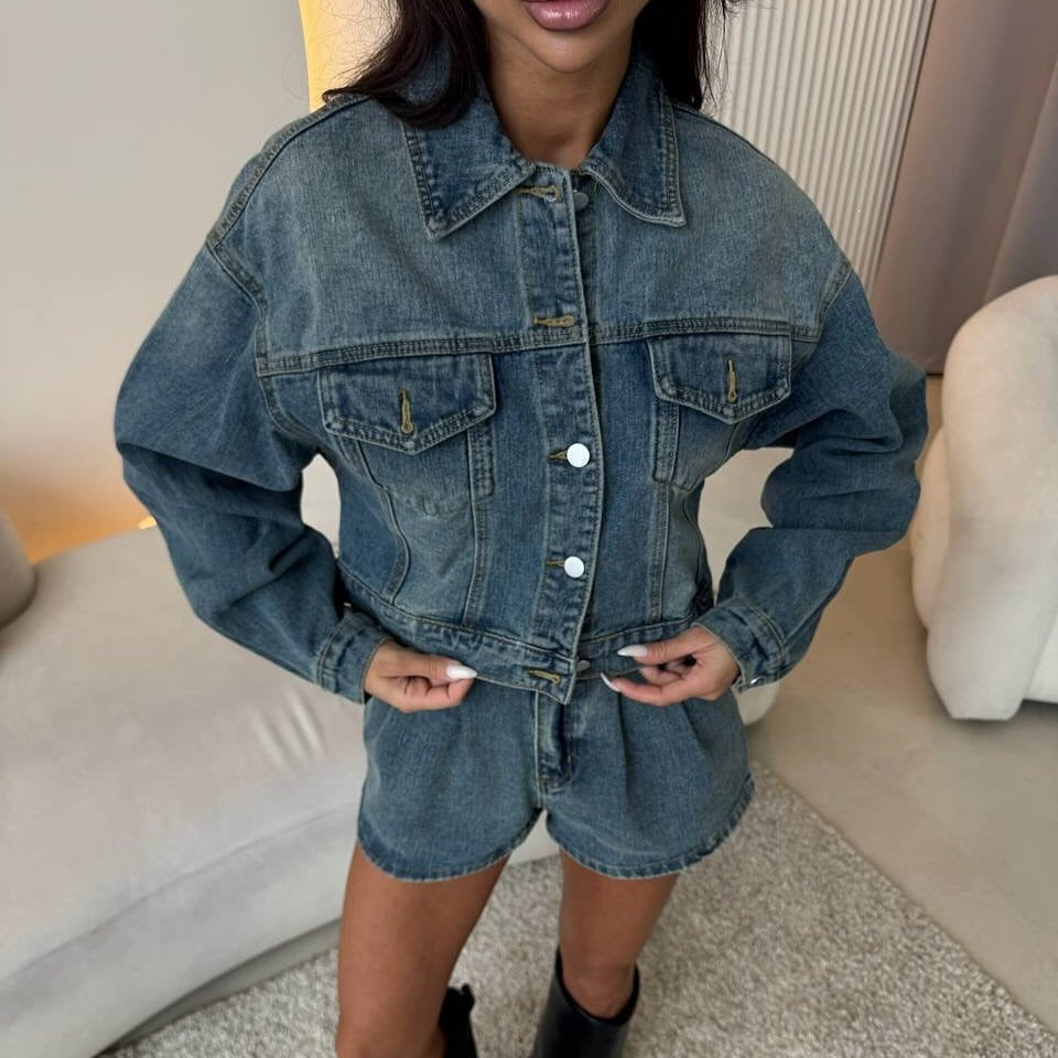 Damejeansjakke og shorts-sett i en avslappet stil med store lommer Skjora