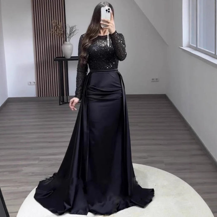 Kvinnelig Elegant Kveldskjole med Glitterdetaljer og Flytende Stoff