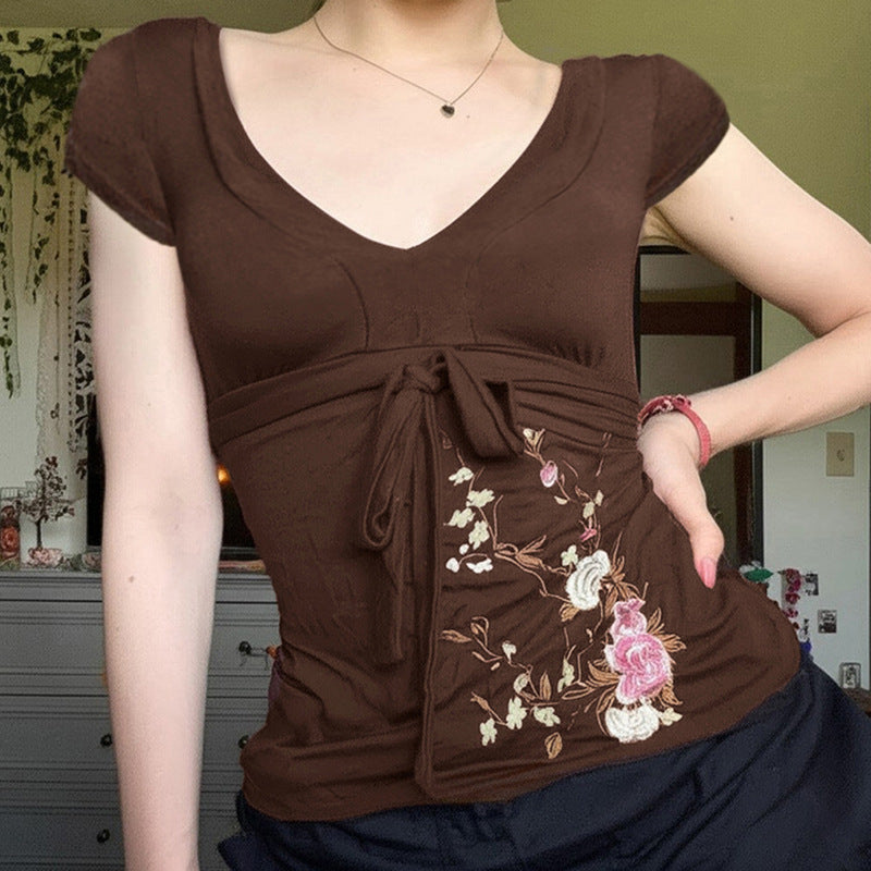Dame pencilkjole med blomsterbroderi og draperingseffekt Skjora