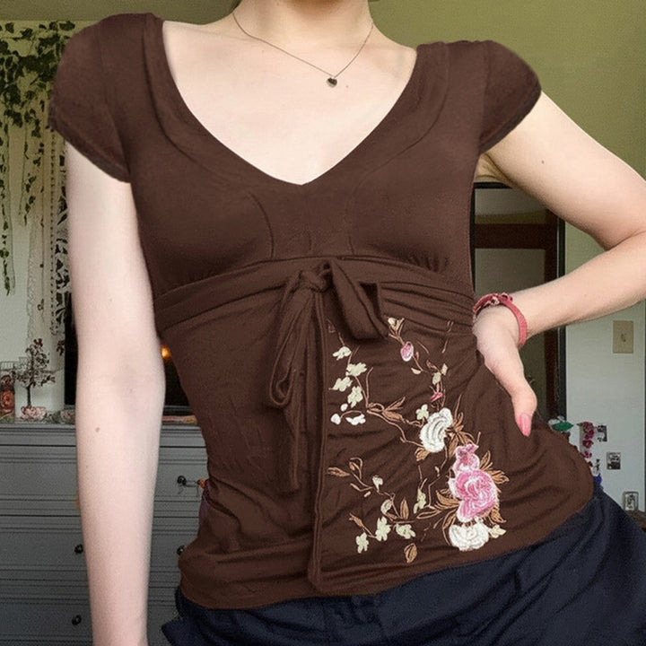Dame pencilkjole med blomsterbroderi og draperingseffekt Skjora