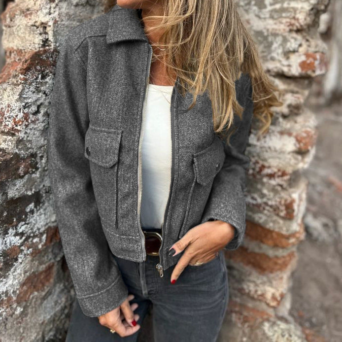 Kvinne avslappet cropped jakke med praktiske brystlommer og glidelås Skjora