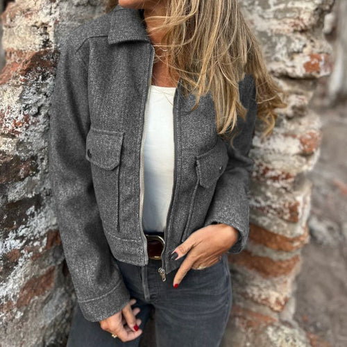Kvinne avslappet cropped jakke med praktiske brystlommer og glidelås Skjora