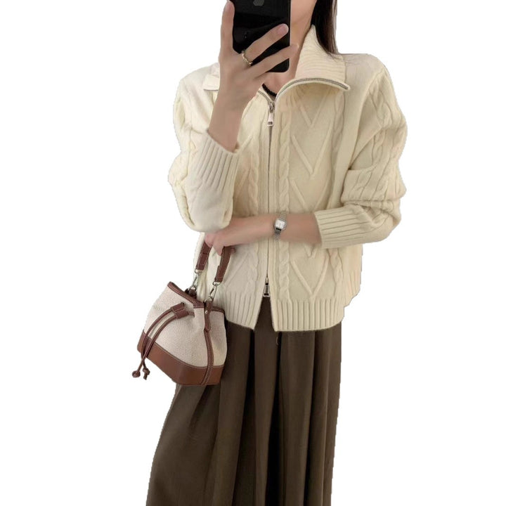 Dame cardigan med glidelås og moderne kabelmønster Skjora