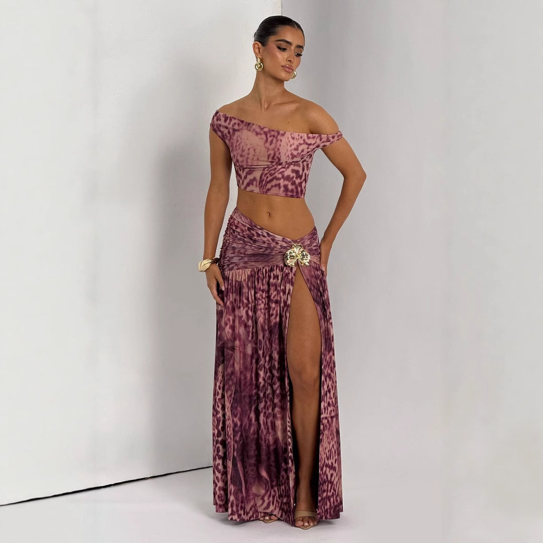 Dame kjole i stilfullt off-shoulder-design med rynker og unikt mønster Skjora