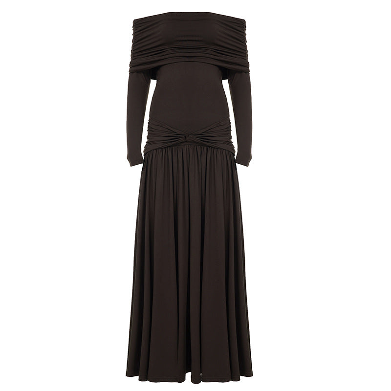 Dame omslagskjole med voluminøs rysjekant og elegant off-shoulder-design Skjora