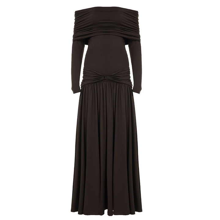Dame omslagskjole med voluminøs rysjekant og elegant off-shoulder-design Skjora