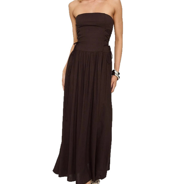 Damer maxi-kjole med off-shoulder design og sidesømsdetaljer med volanger Skjora
