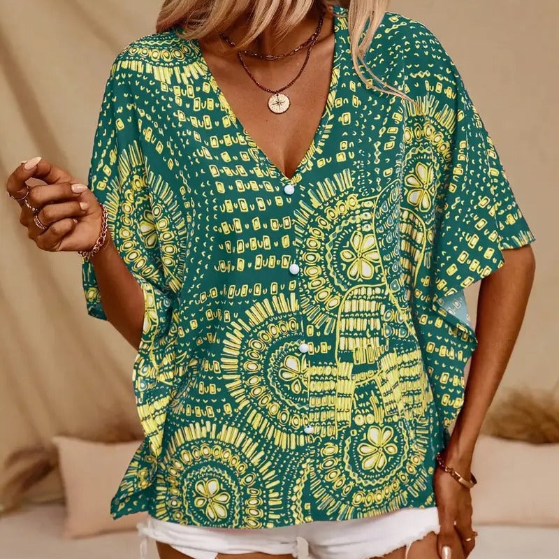 Dame strandbluse i avslappet boho-stil med fargerike mønstre og voluminøse ermer Skjora