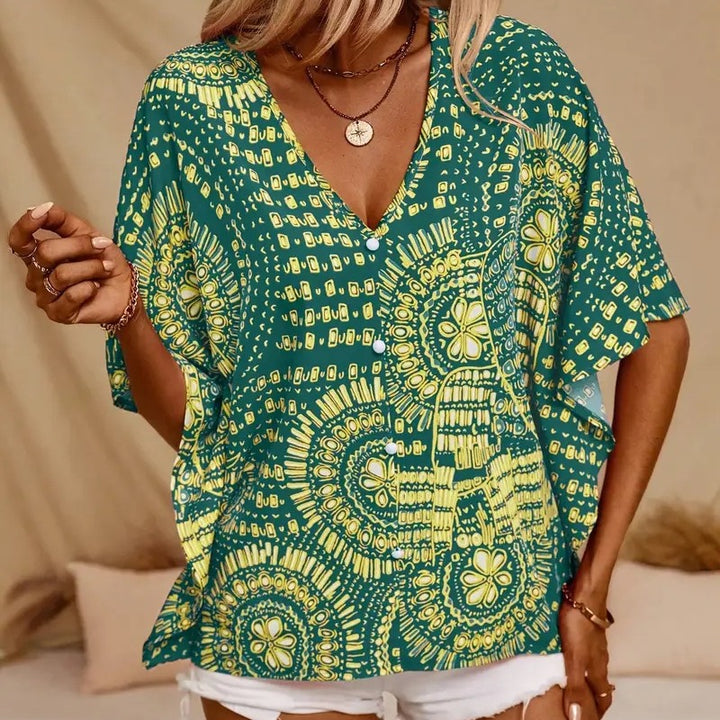 Dame strandbluse i avslappet boho-stil med fargerike mønstre og voluminøse ermer Skjora