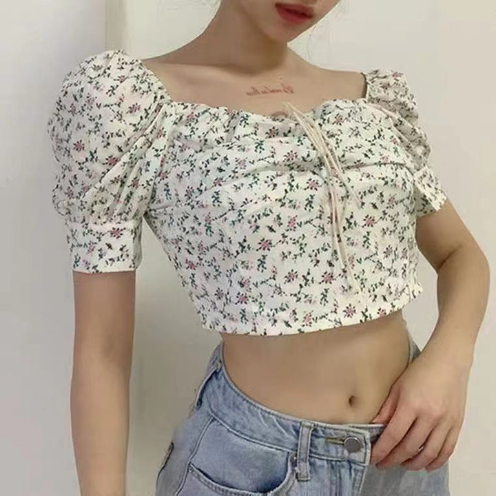 Kvinnes crop top med puffermer og blomsterdesign