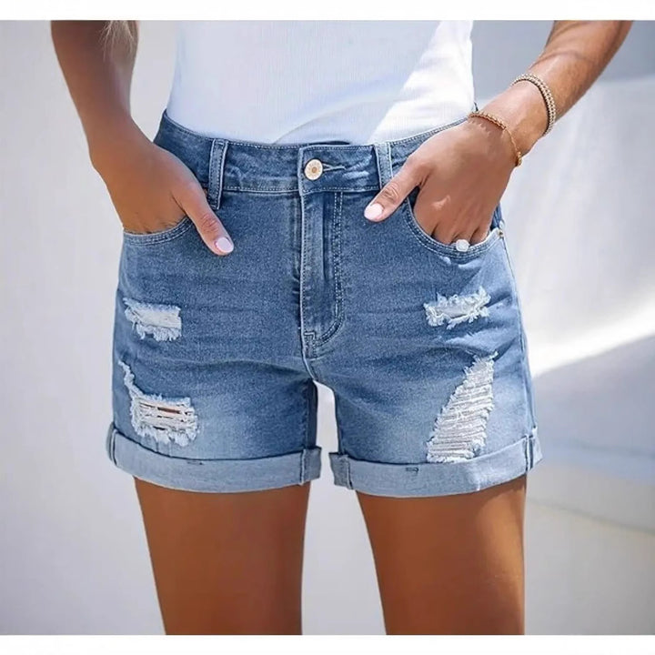 Dame korte Destroyed Denim-shorts i avslappet stil med oppbrettede sømmer og stilige rifte-detaljer Skjora