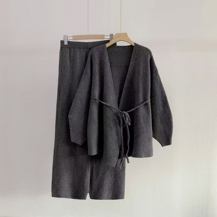 Kvinnenes elegante innpakningsbluse med løs passform og matchende bukser Skjora