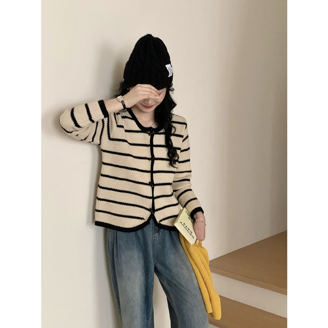 Dame cardigan med maritimt stripemønster og store knapper Skjora