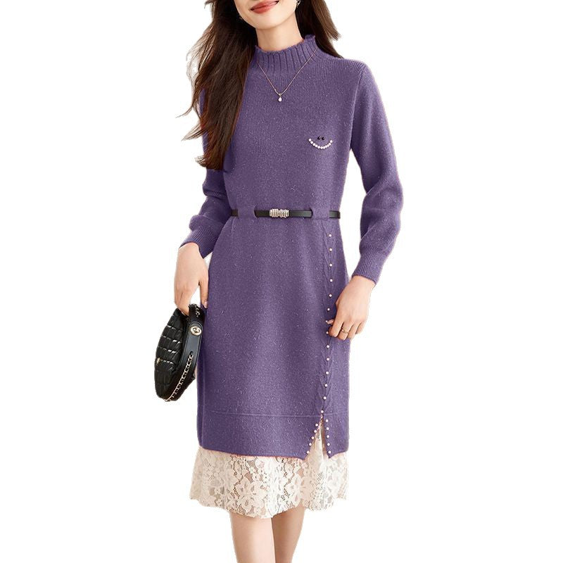 Kvinne strikket kjole med fashionable perledetaljer og et elegant belte Skjora